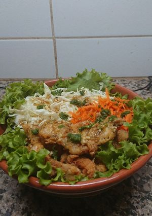 Una foto de Ensalada de pollo con semillas de sésamo