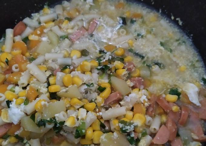 Bagaimana Menyiapkan Sup Jagung Makaroni Sosis yang Lezat Sekali