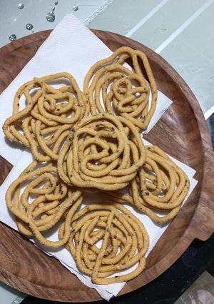 பொட்டுக்கடலை முறுக்கு(pottukadalai murukku recipe in tamil) செய்முறை முக்கிய புகைப்படம்