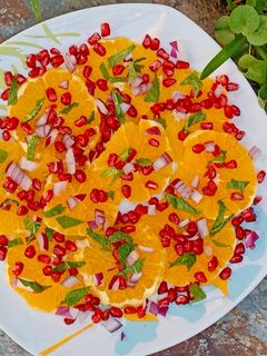 Una foto de Ensalada de naranja granada y menta