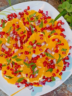 Una foto de Ensalada de naranja granada y menta