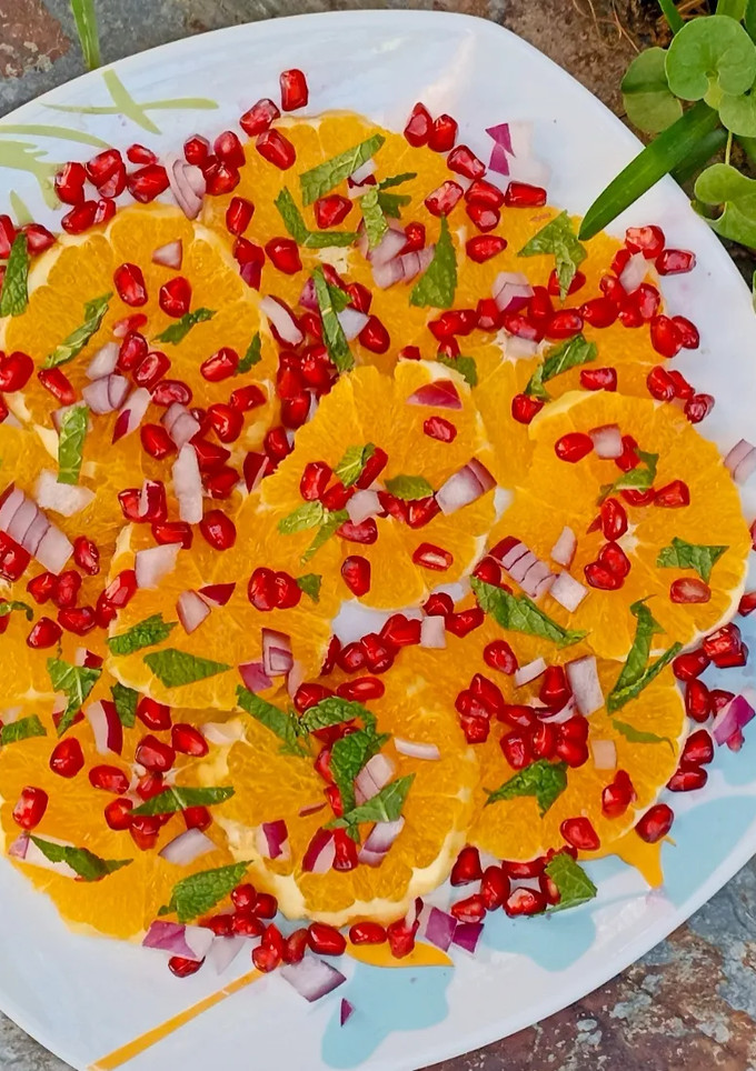 Una foto de Ensalada de naranja granada y menta