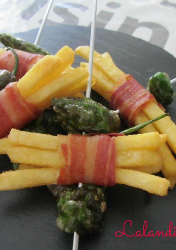 Una foto de Pincho de patatas, bacon, y pimientos