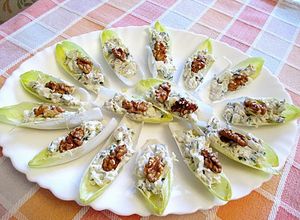 Una foto de Endivias con crema de queso gorgonzola y nueces