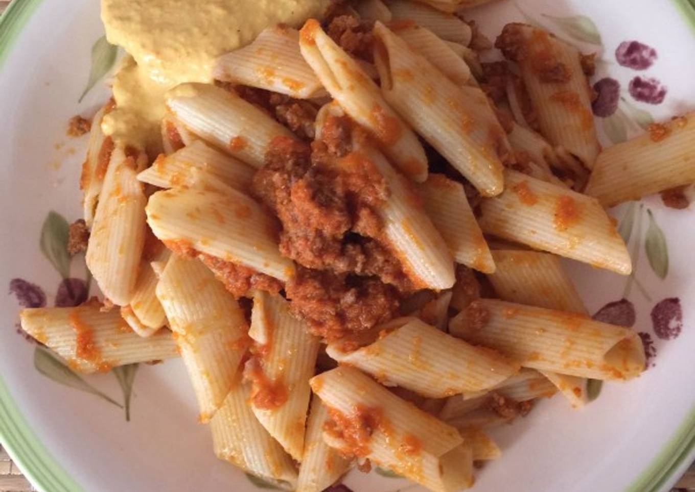 Fideo canuto en salsa roja con carne molida y crema huancaina