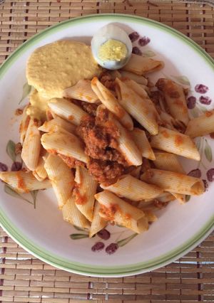 Una foto de Fideo canuto en salsa roja con carne molida y crema huancaina