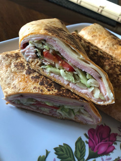 Tortilla tekercs minden jóval 🌯 recept fotója