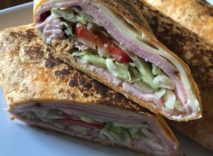 Tortilla tekercs minden jóval 🌯 recept fotója