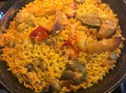 Una foto de bacalao con setas y ajo