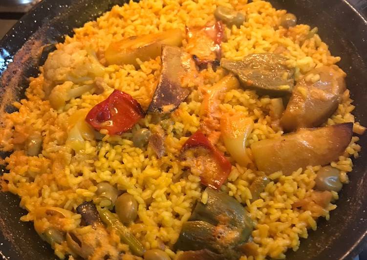 Paella de verdura y bacalao