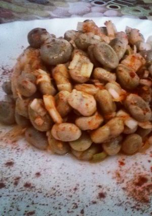 Una foto de Ensalada de habas y cebolleta