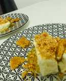 Pastel de queso fresco con base de melocotón y crujiente de frutos secos