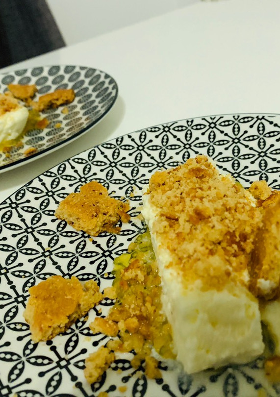 Una foto de Pastel de queso fresco con base de melocotón y crujiente de frutos secos