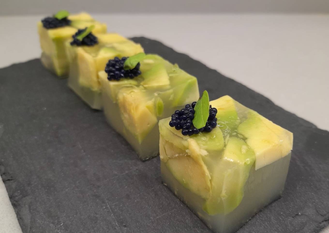 Cubos de aguacate con pepino y lima, huevas y hojita albahaca