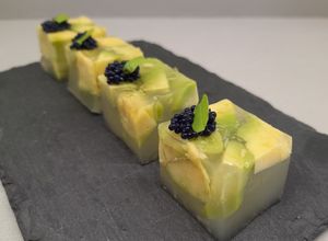 Foto principal de Cubos de aguacate con pepino y lima, huevas y hojita albahaca