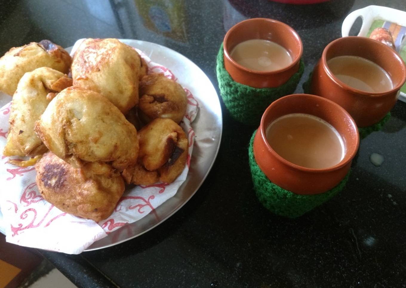 Bread roll, paneer roll, bread pakode with masala tea
