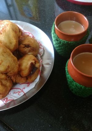 A picture of Bread roll, paneer roll, bread pakode with masala tea.