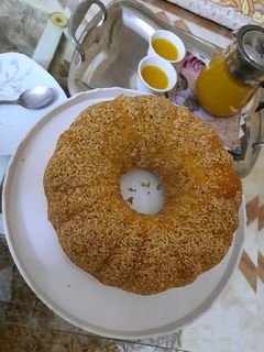 صورة لوصفة كيك الزبادي وزبدة الفول السوداني بالسمسم..هشة والطعم خرافي 🍩
