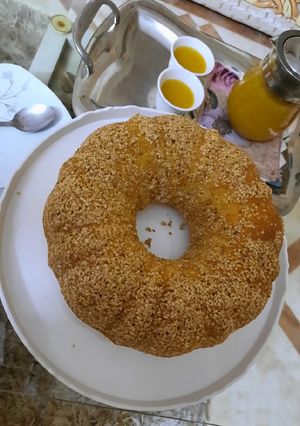 صورة لوصفة كيك الزبادي وزبدة الفول السوداني بالسمسم..هشة والطعم خرافي 🍩