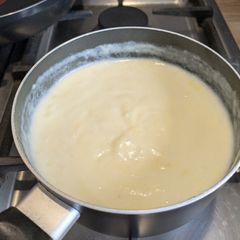 A picture of Cheese sauce for lasagne.