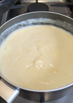 A picture of Cheese sauce for lasagne.