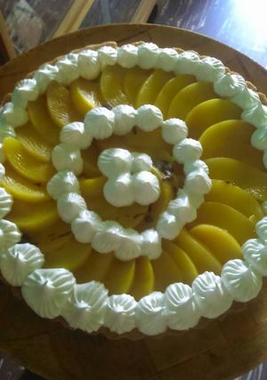 Una foto de Tarta de durazno con crema pastelera 