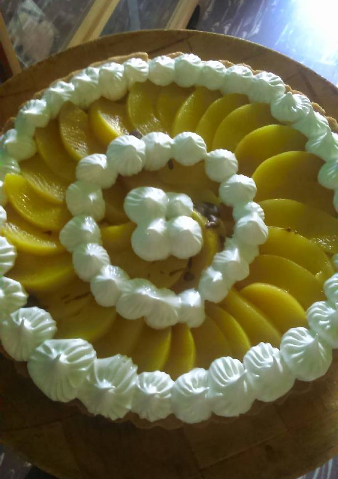 Una foto de Tarta de durazno con crema pastelera 