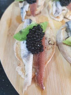 Una foto de Canapés de mar con pan de nueces
