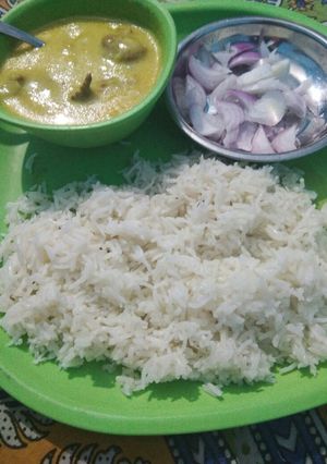 A picture of Kadhi chawal.