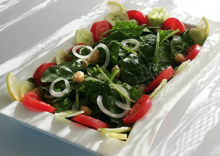 Salade composée de pousses d'épinard