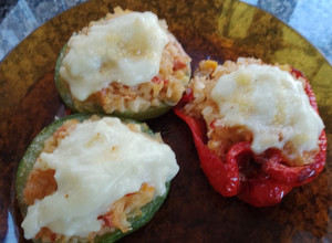 Una foto de Zapallitos y pimientos rellenos de arroz integral