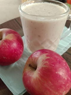 A picture of Apple smoothie healthy drink for weight loss.