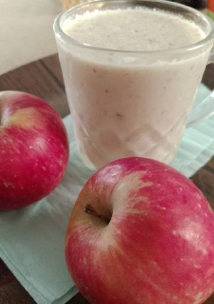 A picture of Apple smoothie healthy drink for weight loss.