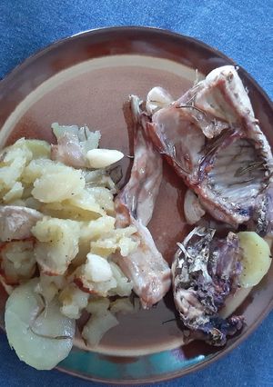 Foto principal de Conejo al romero con patatas