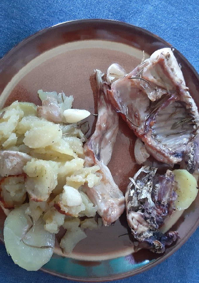 Una foto de Conejo al romero con patatas