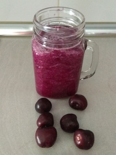 Una foto de Smoothie de cerezas, piña y té verde