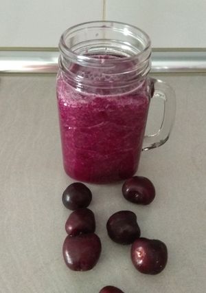 Una foto de Smoothie de cerezas, piña y té verde