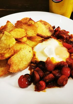 Una foto de Huevos Enchorizados con Papas Chips