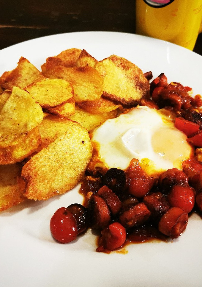 Una foto de Huevos Enchorizados con Papas Chips