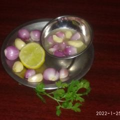 A picture of Onion garlic pickle.