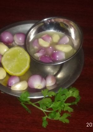 A picture of Onion garlic pickle.