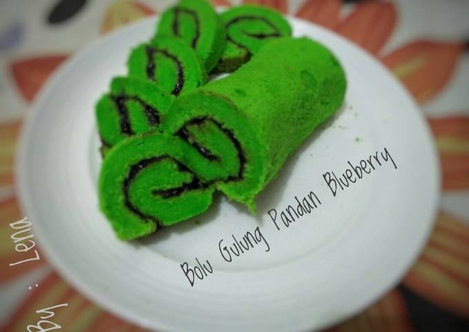 Bolu Gulung Pandan Blueberry by Lena