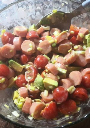 Una foto de Ensalada con salchichas