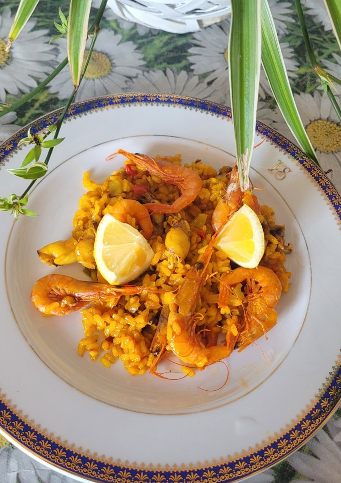 Una foto de Paella muy diferente y preparada en un plis plas y con ingredientes que no acostumbro a comprar