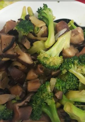 Foto resep Tumis brokoli jamur Shitake/Hioko Saos tiram