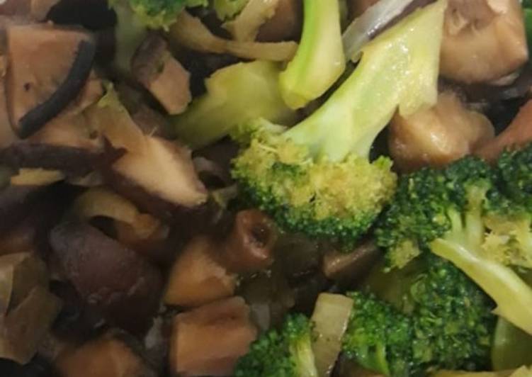 Bagaimana Menyiapkan Tumis brokoli jamur Shitake/Hioko Saos tiram, Enak Banget