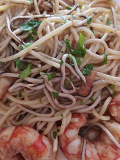 Una foto de Spaghetti con gambas y gulas