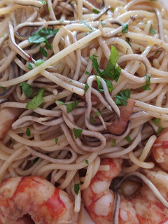Una foto de Spaghetti con gambas y gulas