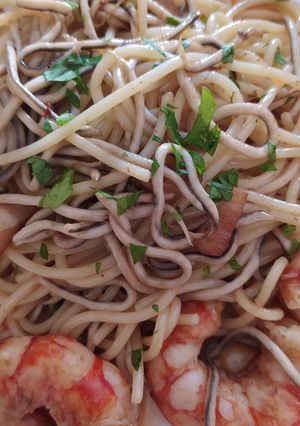 Una foto de Spaghetti con gambas y gulas