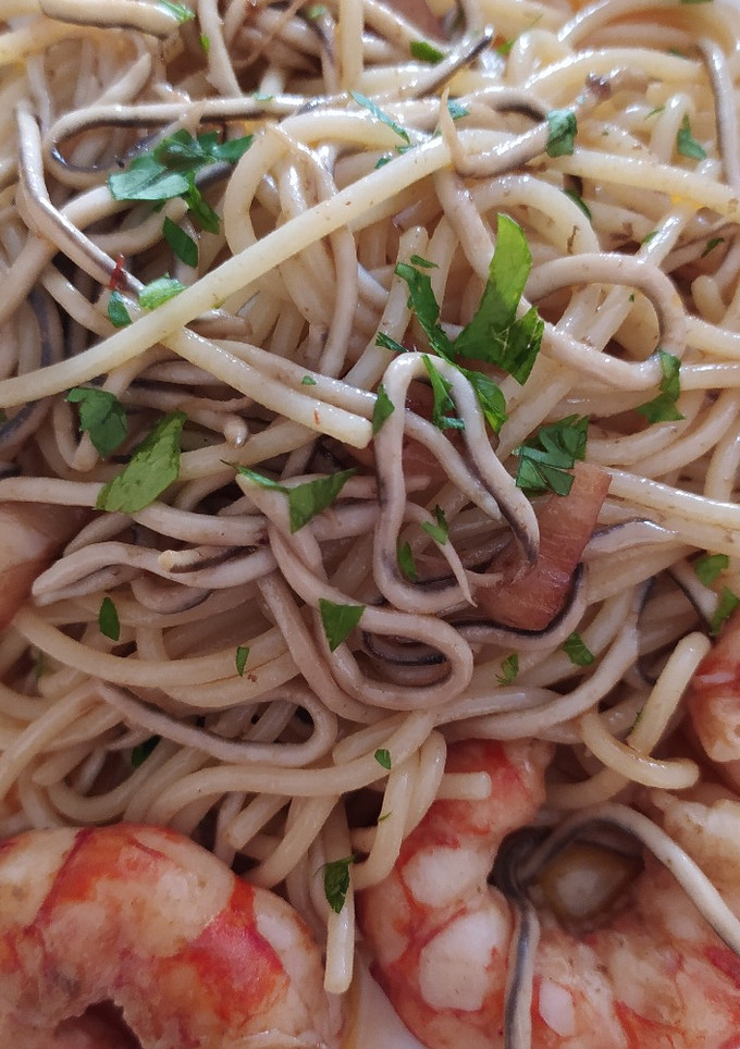 Una foto de Spaghetti con gambas y gulas
